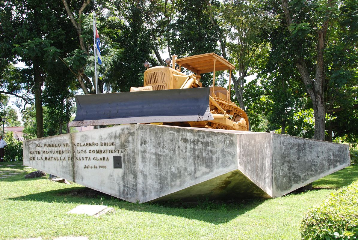 22 Cuba - Santa Clara - Monumento a la Toma del Tren Blindado - bulldozer